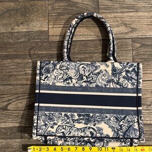 Fashionable tote bag- non designer